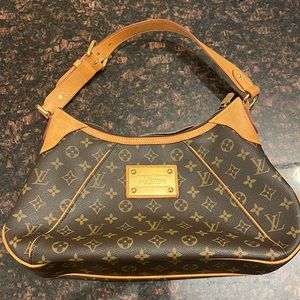 Authentic Thames GM LV bag